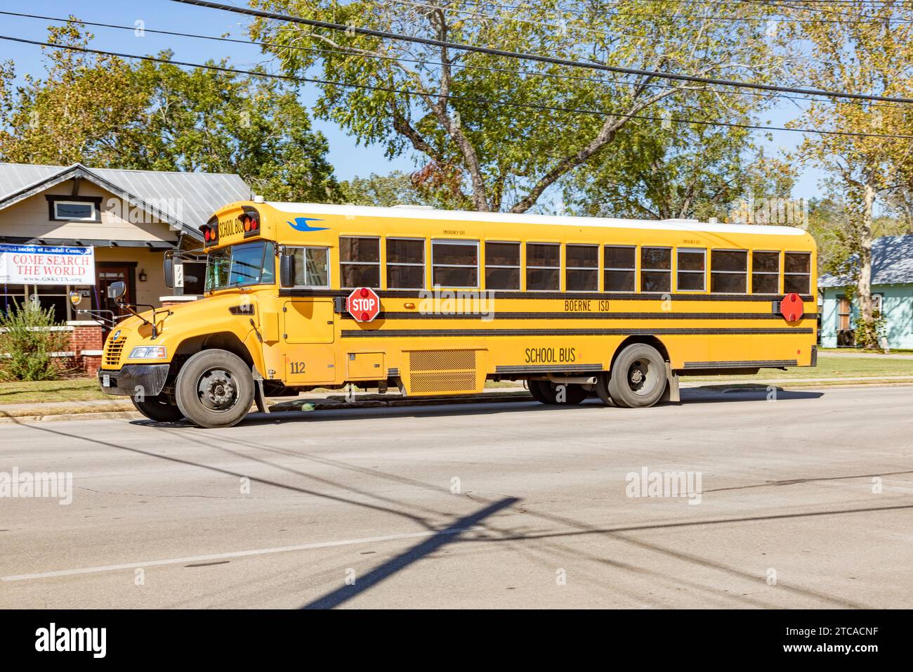 Boerne, USA - 2. November 2023: Schulbusse auf dem Weg in Boerne, Texas, USA. Schulbusse sind für Schüler in den USA kostenlos. Stockfoto
