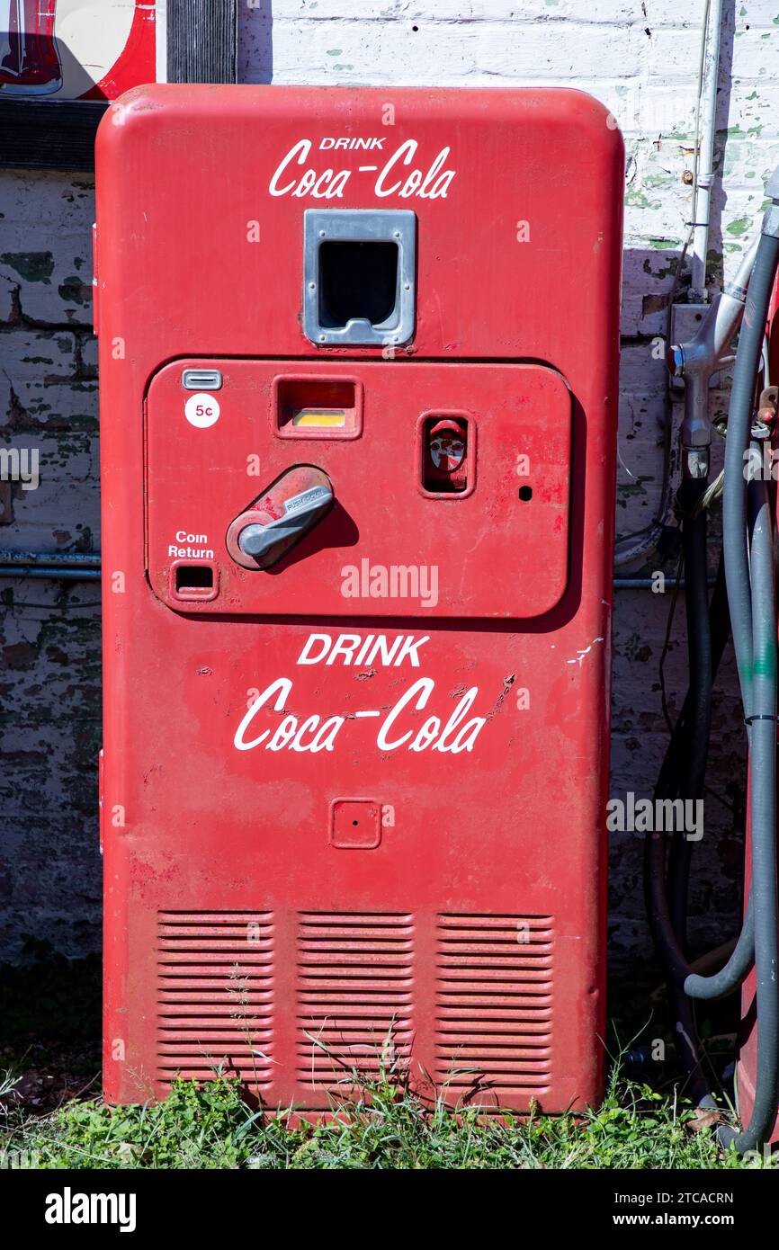 Boerne, USA - 2. November 2023: Alte Vintage-Coca-Cola-Verkaufsmaschine in Boerne, Texas, USA. Stockfoto