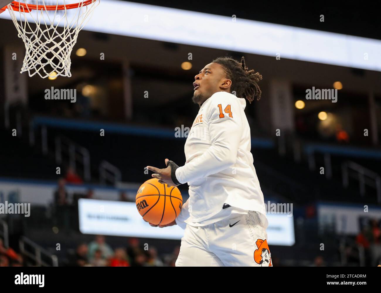 10. Dezember 2023: Die Oklahoma State Cowboys beschützen Jamyron Keller (14) und schießen während des Vorspiels des Battleground 2K23 NCAA Mens Basketballspiels zwischen der Tulsa University Golden Hurricane und den Oklahoma State University Cowboys im Paycom Center in Oklahoma City, OK. Ron Lane/CSM Stockfoto