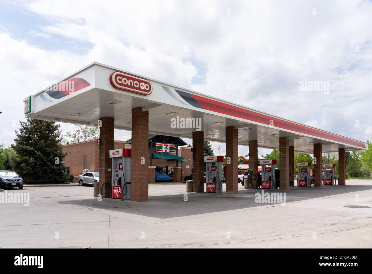 Eine Conoco Tankstelle mit 7 Eleven Supermarkt in Denver, Colorado, USA Stockfoto