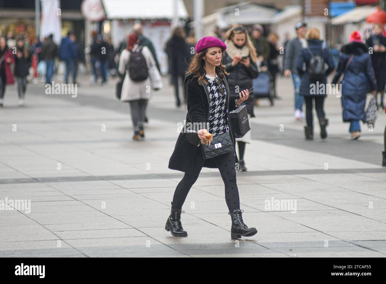 Kroatische Frau isst einen Snack auf dem Ban Jelacic-Platz, Zagreb, Kroatien Stockfoto