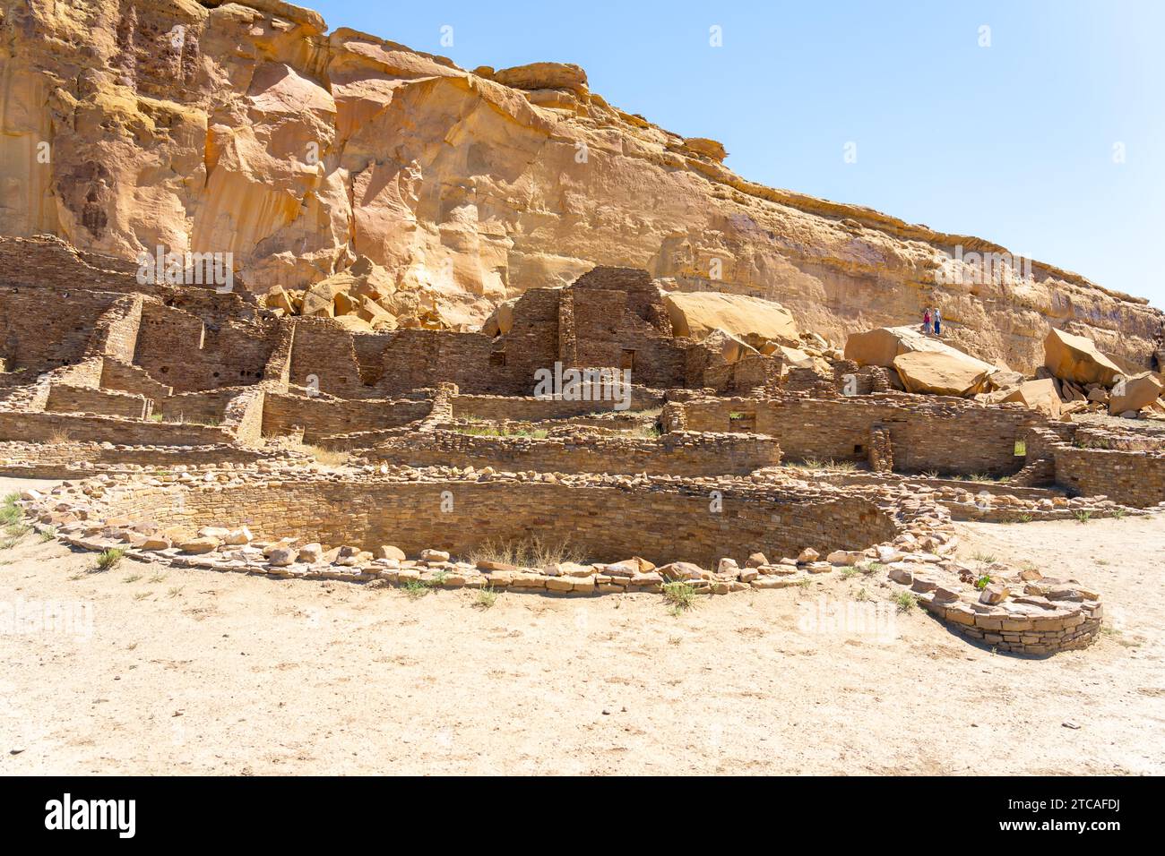 Besucher besuchen antike Ruinen im Pueblo Bonito im Chaco Culture National Historical Park, New Mexico, USA Stockfoto