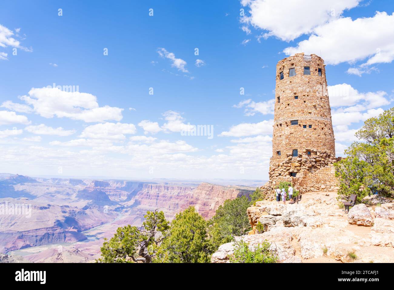 Unbekannte Besucher besuchen Desert View Watchtower im Grand Canyon National Park in Arizona, USA Stockfoto