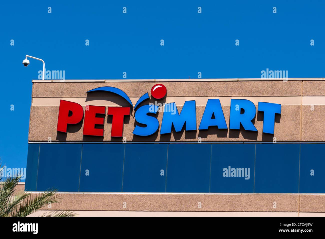 Petsmart-Logo-Schild auf dem Gebäude am Hauptsitz in Phoenix, AZ, USA Stockfoto