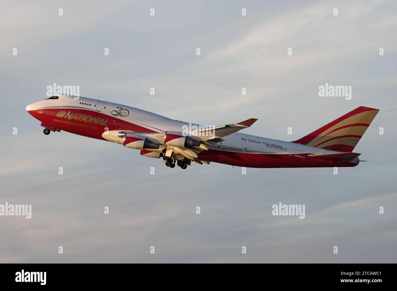 National Airlines, Lackierung zum 30. Jahrestag, Boeing 747-446(BCF) mit reg. N936CA mit Abfahrt vom Los Angeles International Airport. Stockfoto