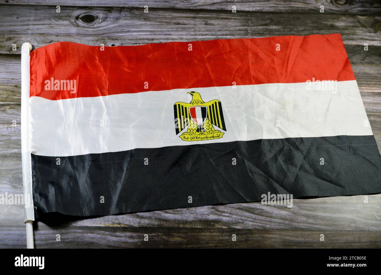 Die Nationalflagge Ägyptens, eine Dreikollektion, die aus den drei gleichen horizontalen roten, weißen und schwarzen Bändern besteht, die Flagge trägt das ägyptische Staatswappen, Stockfoto