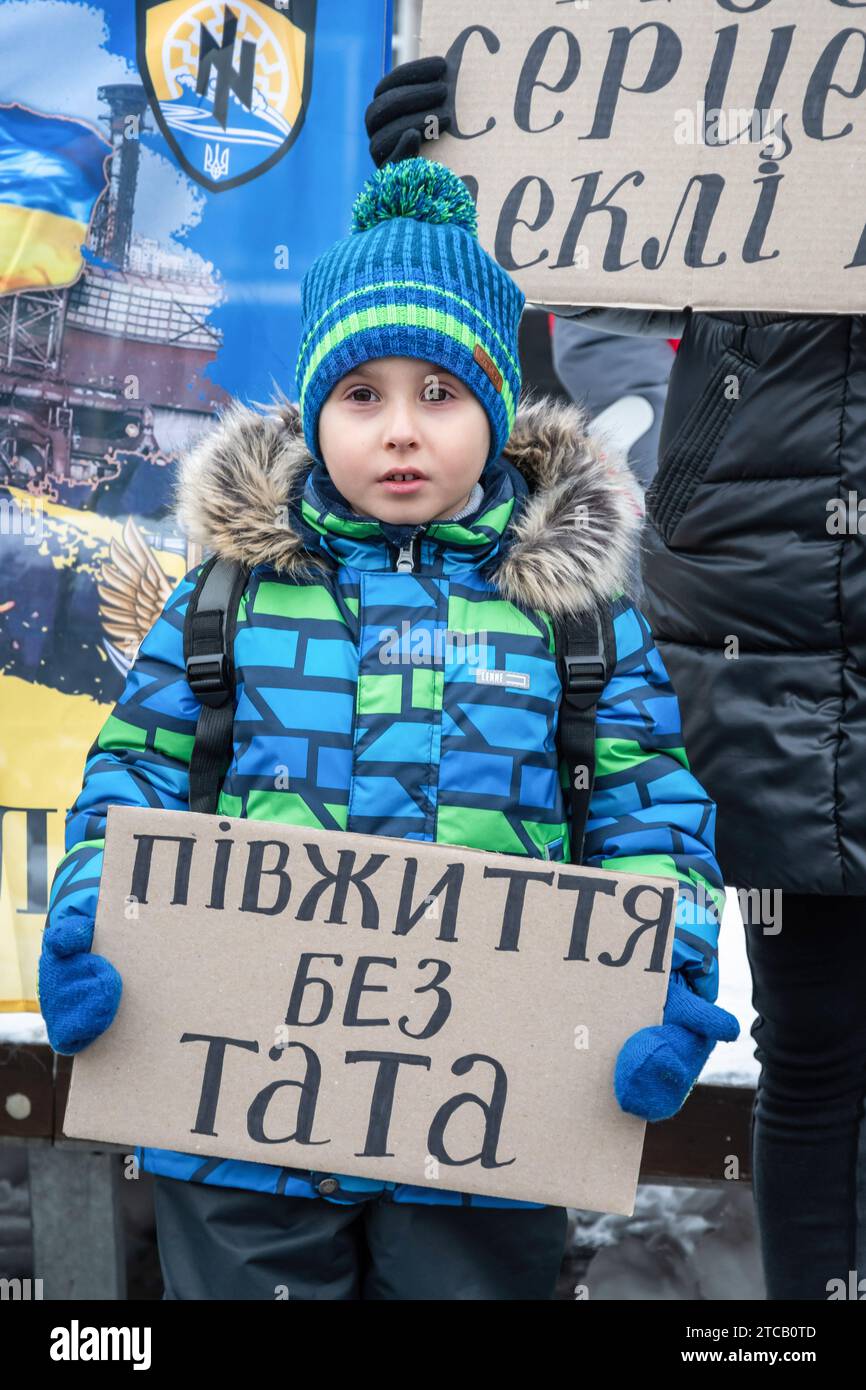 Der Junge mit dem Poster "ein halbes Leben ohne Vater" steht im Zentrum von Lemberg. Verwandte und Freunde von Gefangenen des Asov-Regiments nehmen an der alles ukrainischen Aktion „sei nicht still! Töte dich! Die Ukraine wartet auf die Rückkehr ihrer Helden in die Heimat", in Lemberg, Ukraine? Sie versammelten sich, um an die gefangenen Verteidiger von Mariupol zu erinnern, die seit 19 Monaten in russischer Gefangenschaft sind und dort gefoltert werden. Gleichzeitig fand eine solche Aktion in vielen Städten der Ukraine statt. (Foto: Olena Znak/SOPA Images/SIPA USA) Stockfoto