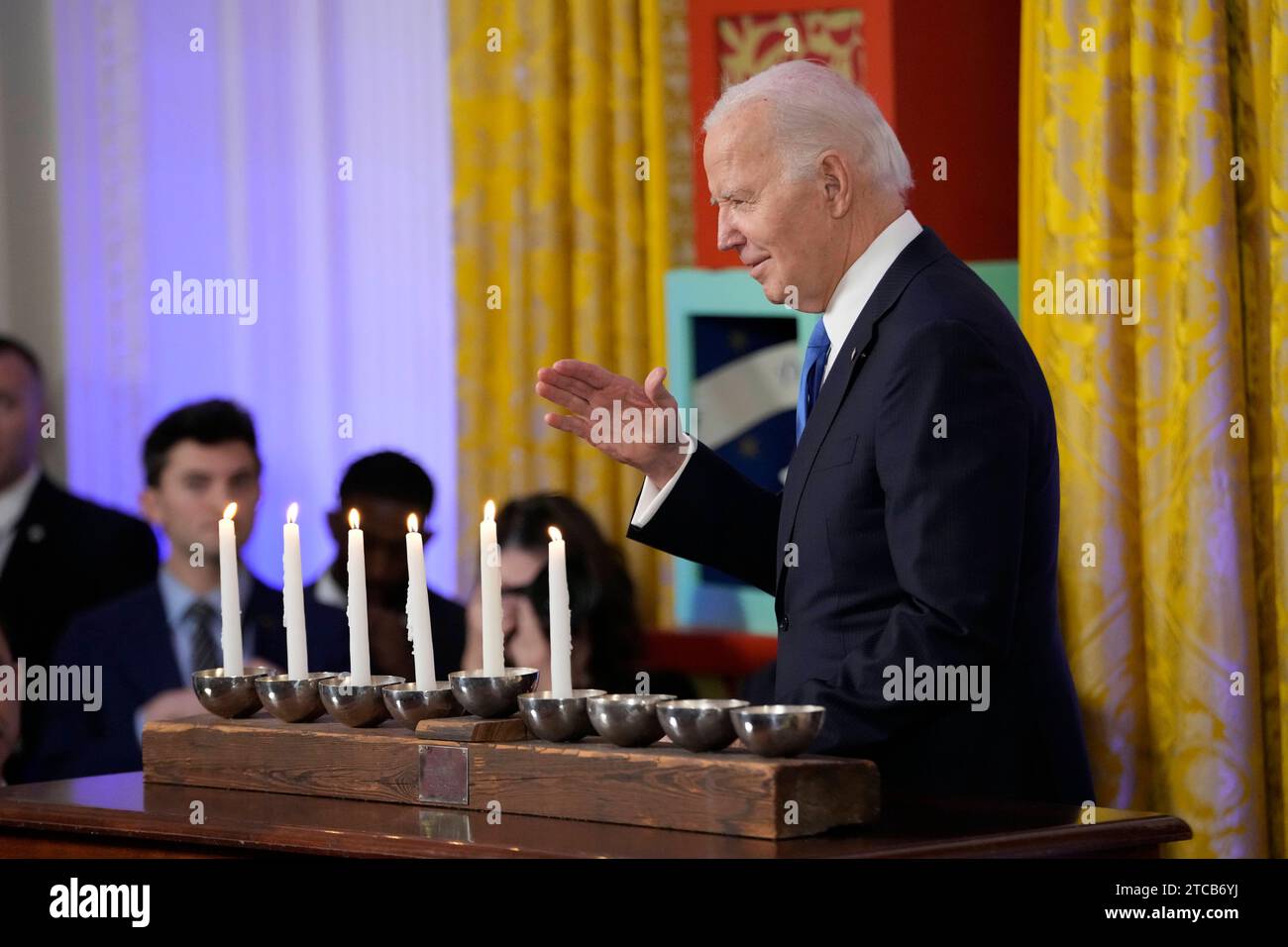 US-Präsident Joe Biden winkt, nachdem er am Montag, den 11. Dezember 2023, bei einem Hanukkah-Empfang im East Room des Weißen Hauses in Washington gesprochen hat. Copyright: XPoolxviaxCNPx/MediaPunchx Credit: Imago/Alamy Live News Stockfoto