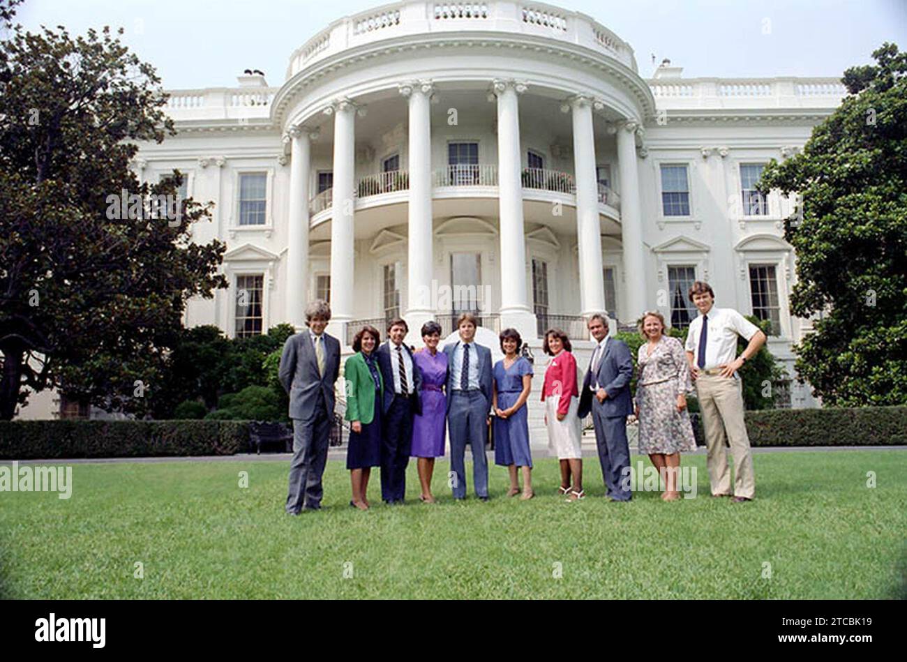 Mitarbeiter des Fotobüros des Weißen Hauses auf Südrasen mit Michael Evans, Louise Bell, Karl Schumacher, Mary Anne Fackelman, Scott Speakes, Diane Powers, Carol Greenawalt, Jack Kightlinger, Jayn Montieth, Bill Fitz-Patrick 1982-08-04. Stockfoto