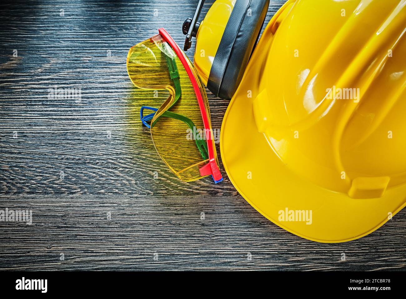 Schutzkleidung auf Holzbrett Stockfoto