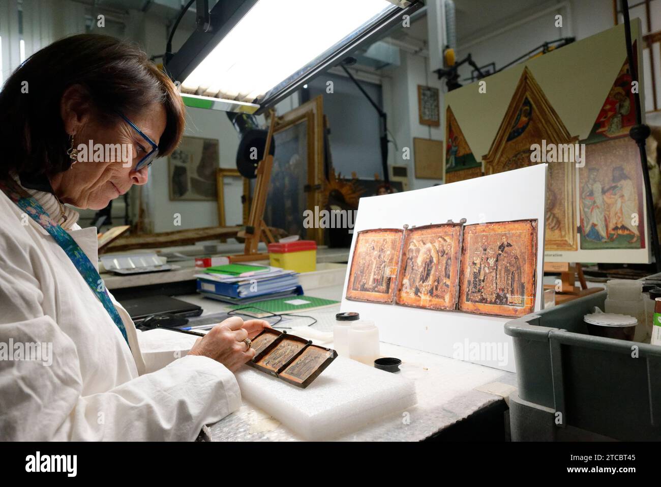 Vatikanstadt, Vatikan. Dezember 2023. Das Restaurationslabor der Vatikanischen Museen beherbergt „Beyond the Surface“. Der Blick des Restaurators, eine von den Museen des Papstes geförderte Ausstellungsinitiative. Diese Veranstaltung ist Teil der Feierlichkeiten zum hundertsten Jahrestag des Laboratoriums für die Restaurierung von Gemälden und Holzmaterialien der Vatikanischen Museen, das am 11. Dezember 2023 in Vatikanstadt, Vatikan, stattfindet. (Foto: Massimo Valicchia/NurPhoto) Credit: NurPhoto SRL/Alamy Live News Stockfoto