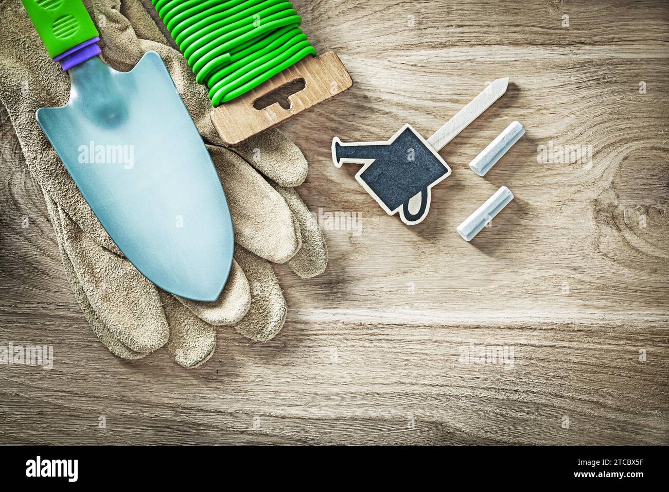 Gartenhandschuhe Handspaten weich Garten Bindedraht Kreidetafel Preisschild Landwirtschaftskonzept Stockfoto