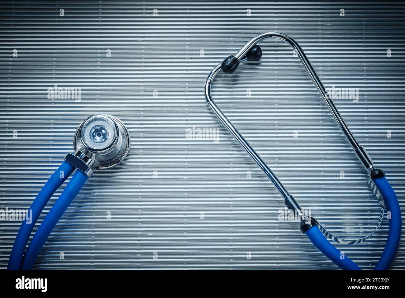 Medizinischer Auskultator auf gestreiftem Hintergrund Stockfoto