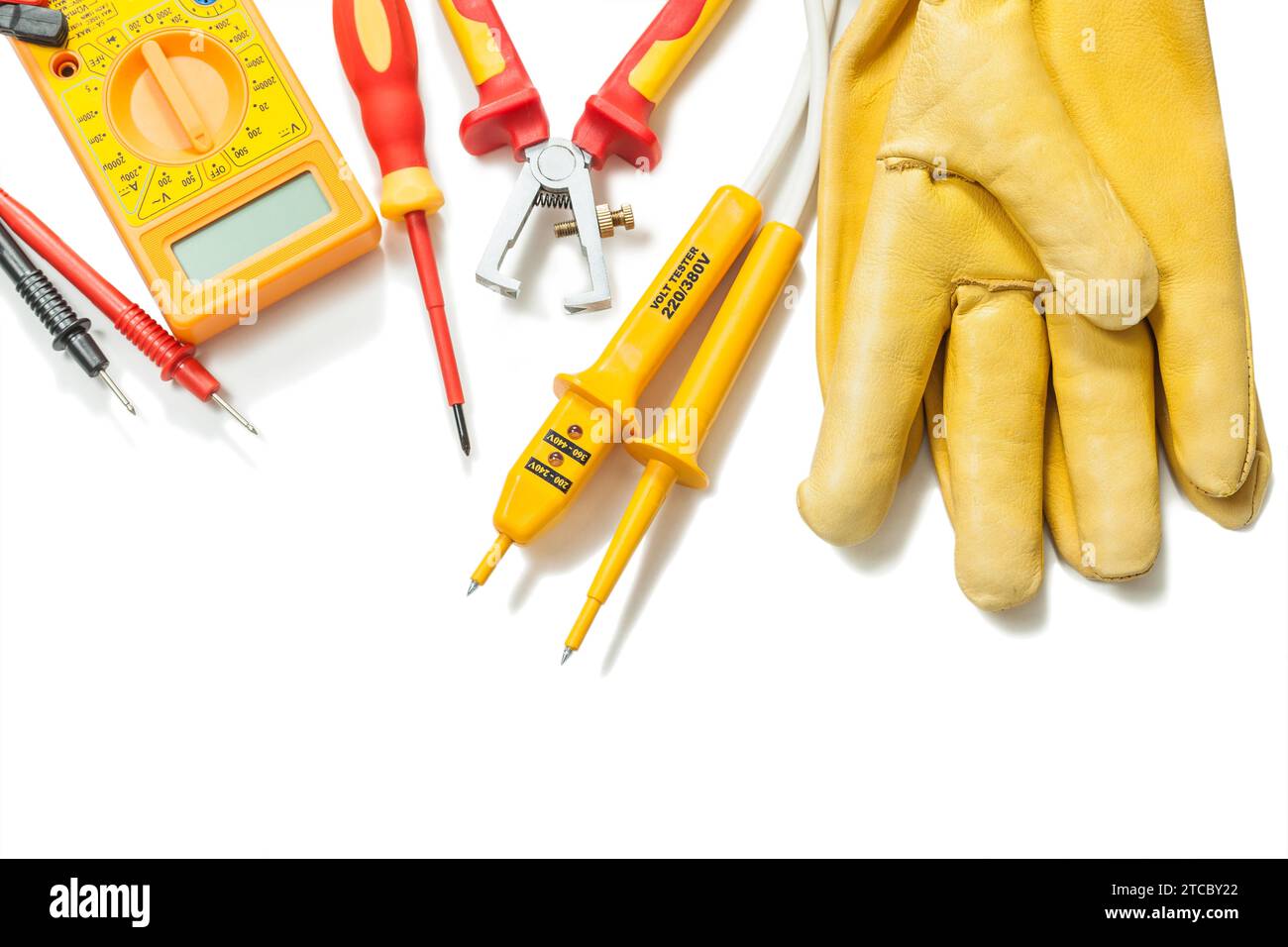 Elektrisches Prüfgerät Digital-Multimeter Abisolierwerkzeug isolierte Lederhandschuhe Stockfoto