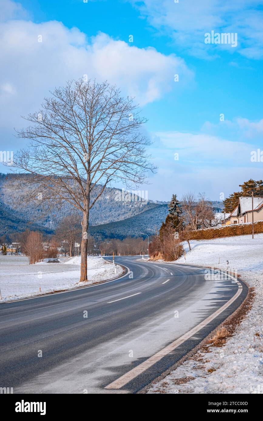 Landstraße im Winter, Schnee, Ternitz, Niederösterreich, Österreich Stockfoto