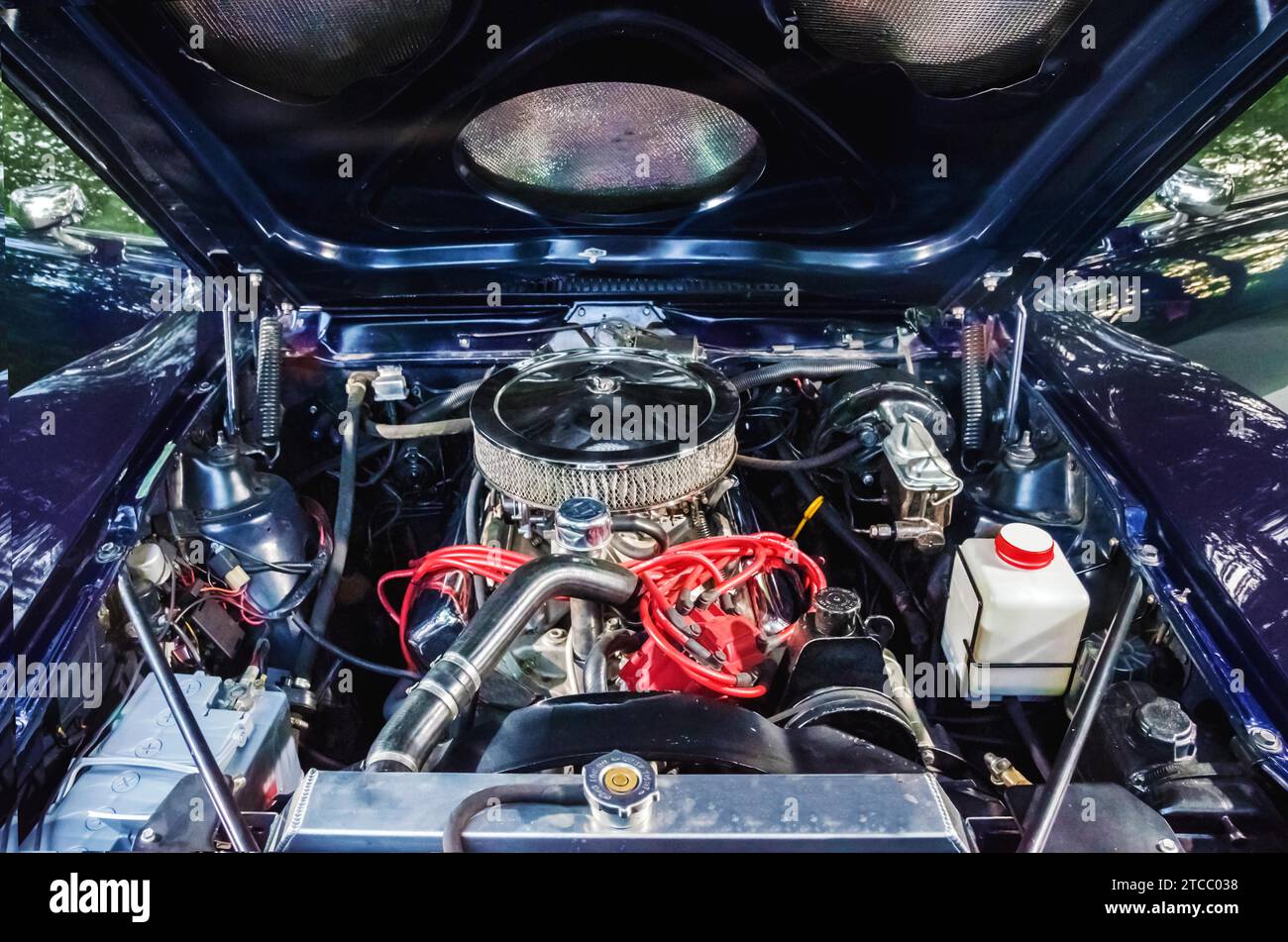 Der alte Auto-Motor im amerikanischen Automobil Stockfoto