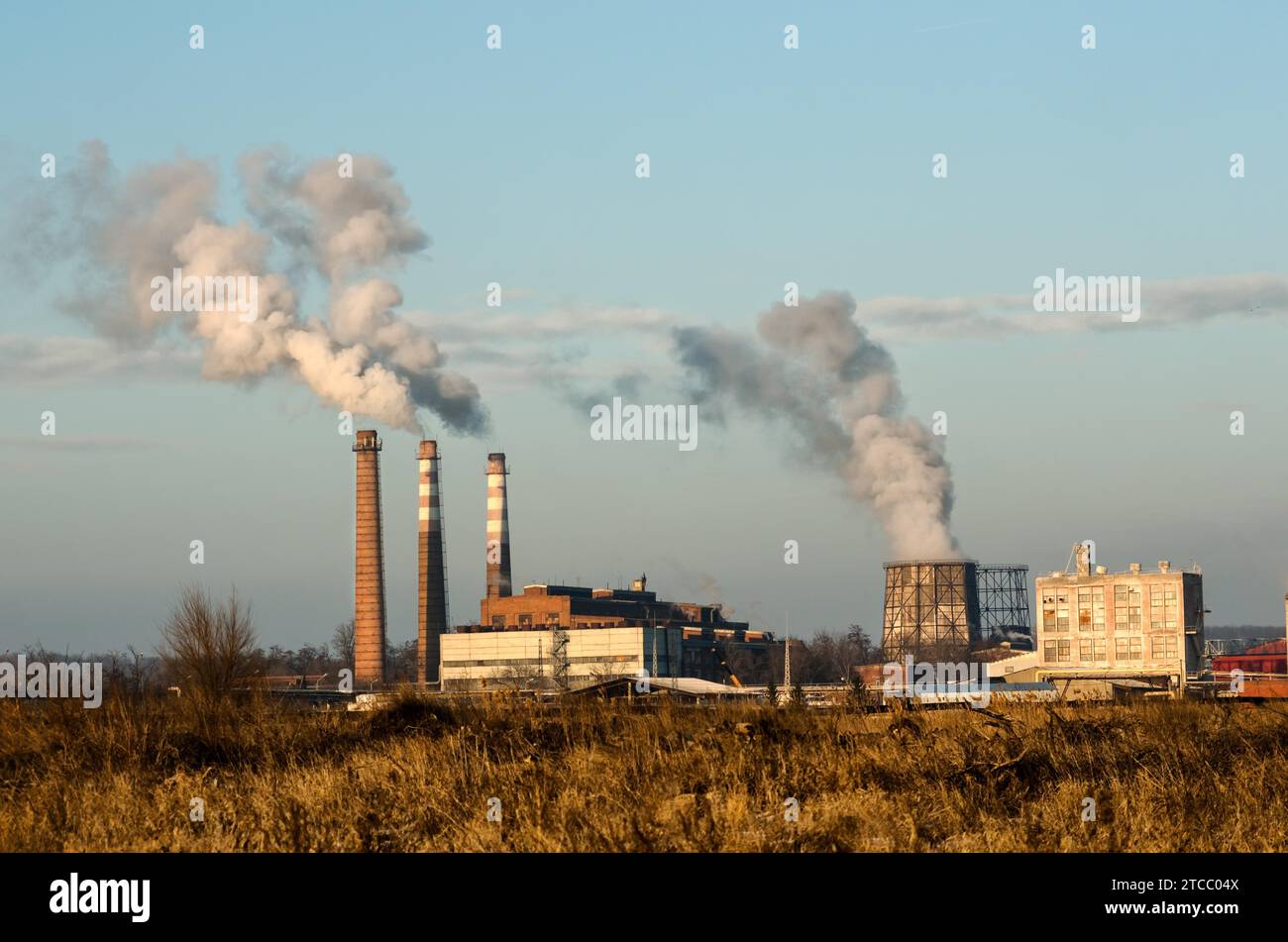 Rauch und Verschmutzung der städtischen chemischen Industrie, petrochemischen Industrie Fackeln. Es ist ein böser Tag Stockfoto