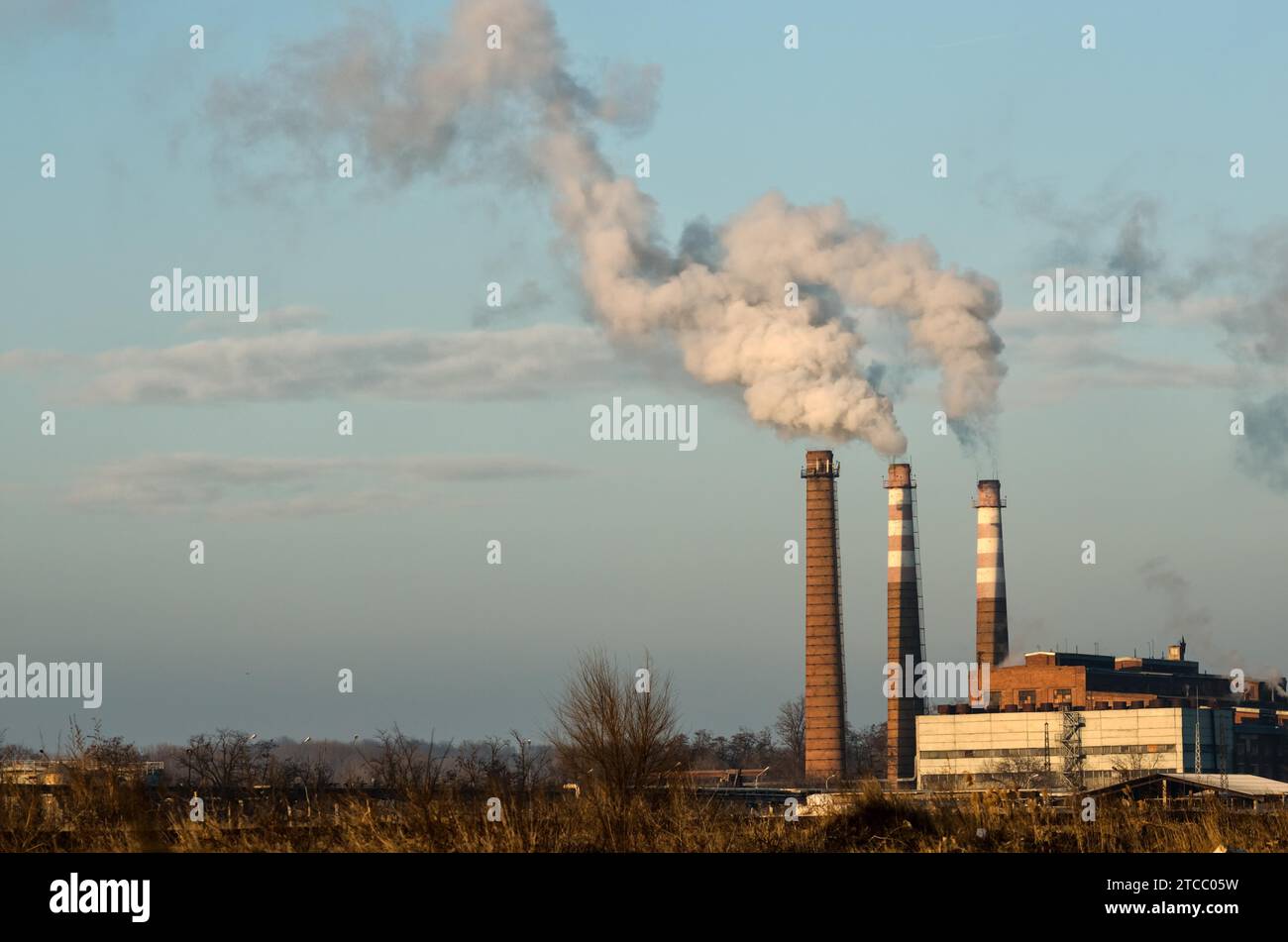 Rauch und Verschmutzung der städtischen chemischen Industrie, petrochemischen Industrie Fackeln. Es ist ein böser Tag Stockfoto
