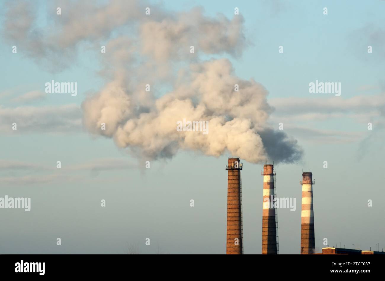 Rauch und Verschmutzung der städtischen chemischen Industrie, petrochemischen Industrie Fackeln. Es ist ein böser Tag Stockfoto