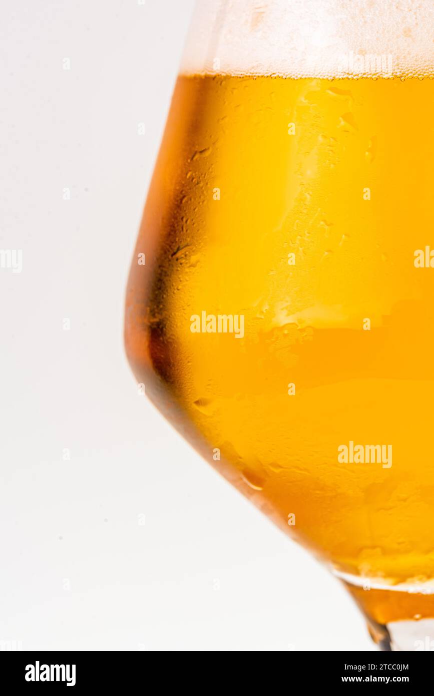 Glas kalten goldenen Bier auf weißem Hintergrund Stockfoto