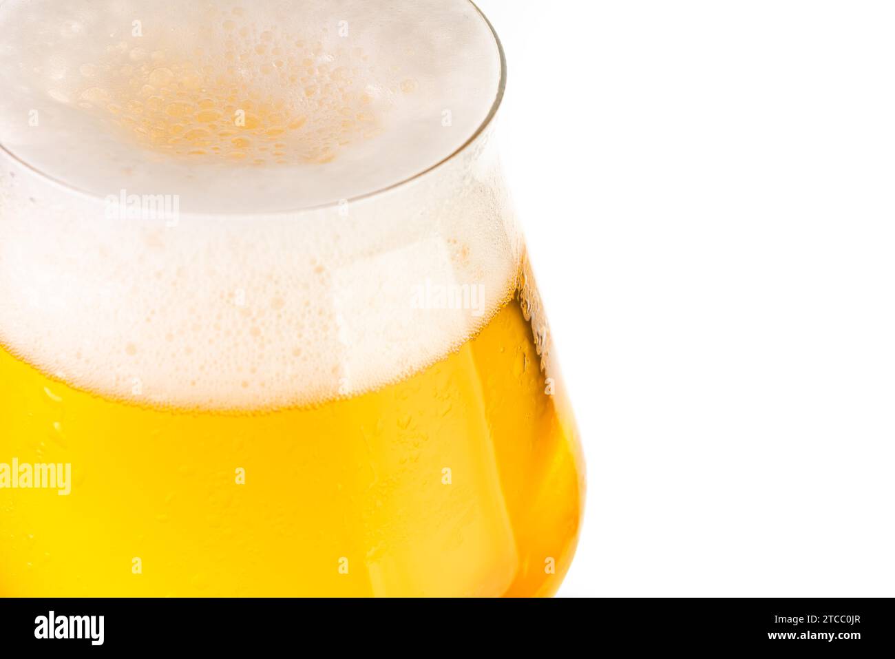 Glas kalten goldenen Bier auf weißem Hintergrund Stockfoto