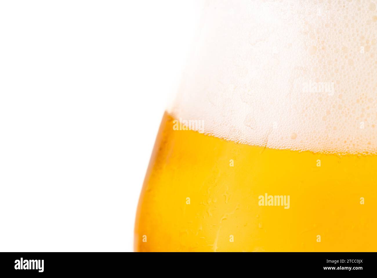 Glas kalten goldenen Bier auf weißem Hintergrund Stockfoto