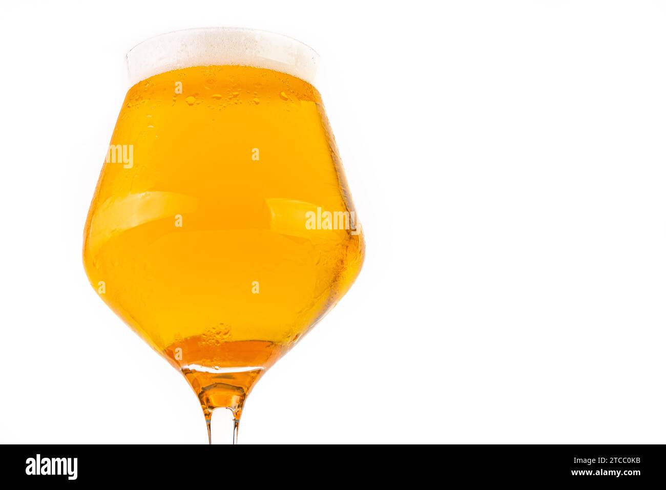 Glas kalten goldenen Bier auf weißem Hintergrund Stockfoto