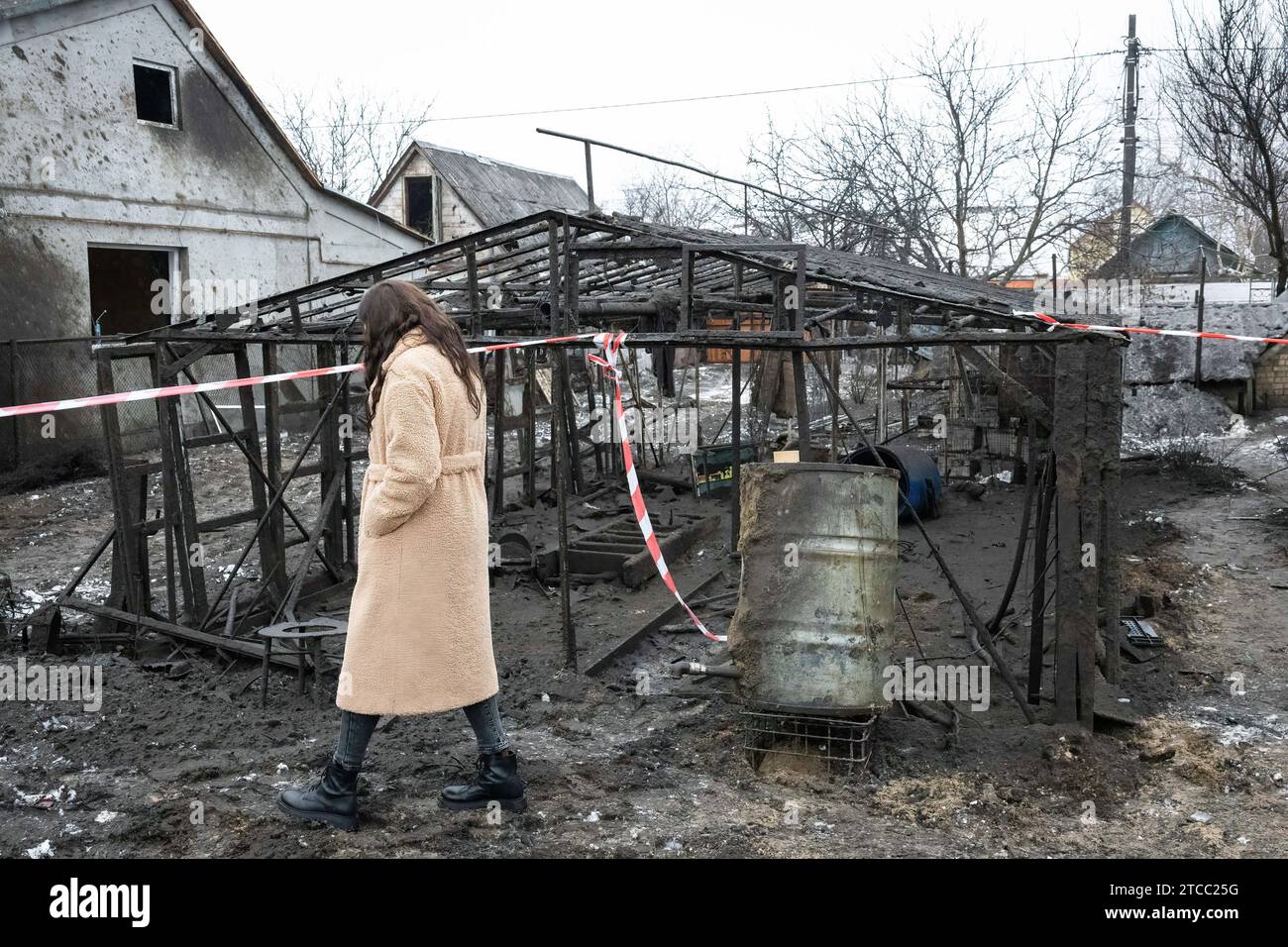 Kiew, Ukraine. Dezember 2023. Ein Mädchen aus der Gegend läuft in der Nähe des Gewächshauses, das durch den russischen Raketenangriff auf Kiew zerstört wurde. Russland Griff die Region Kiew mit acht ballistischen Raketen an. Quelle: SOPA Images Limited/Alamy Live News Stockfoto