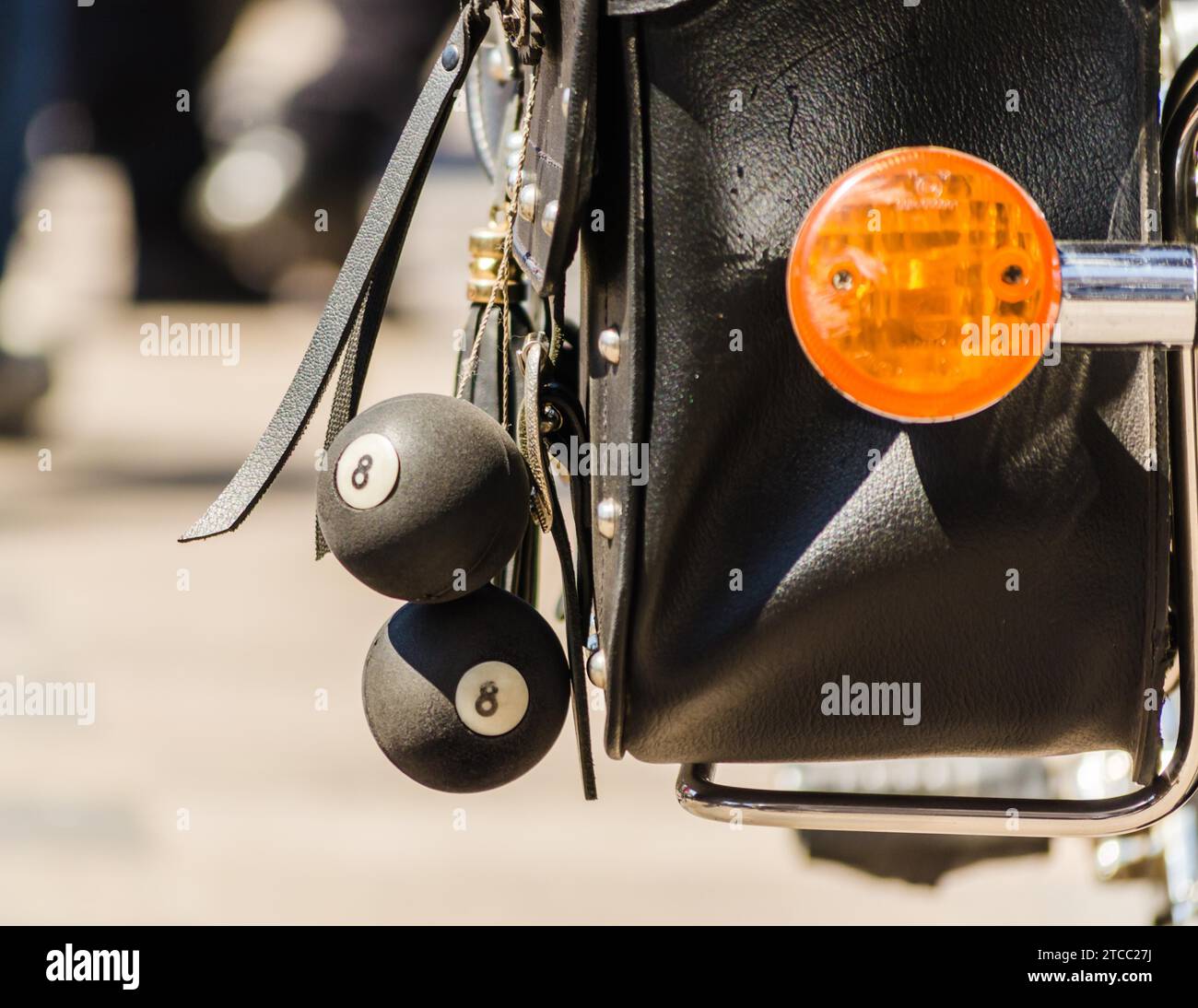 Talisman-Kugeln auf einer Ledertasche für Motorradfahrer Stockfoto