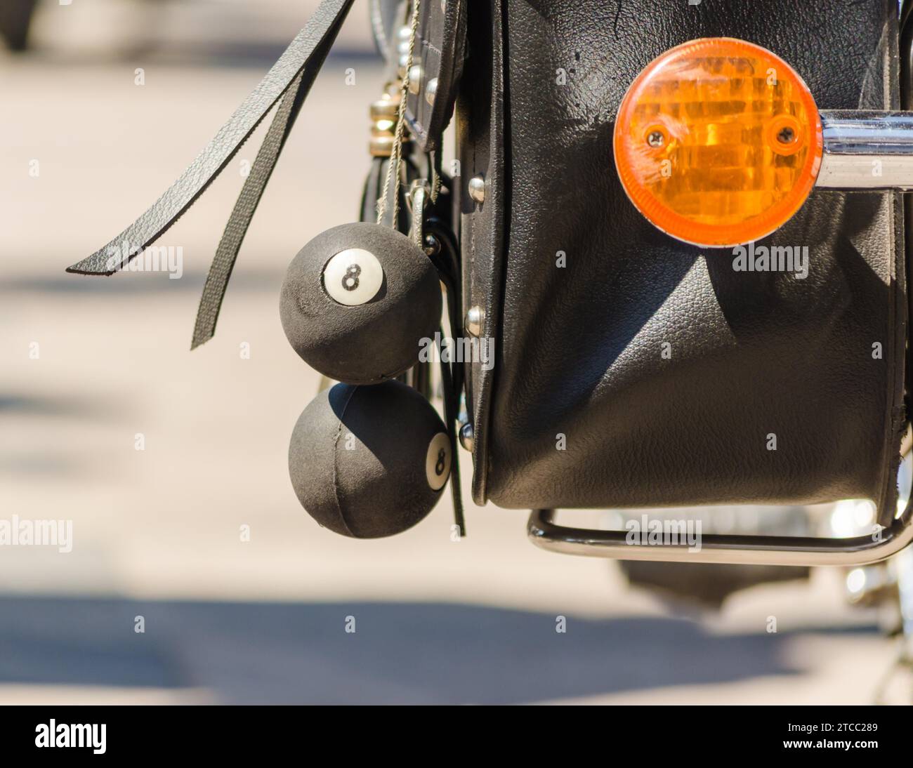 Talisman-Kugeln auf einer Ledertasche für Motorradfahrer Stockfoto