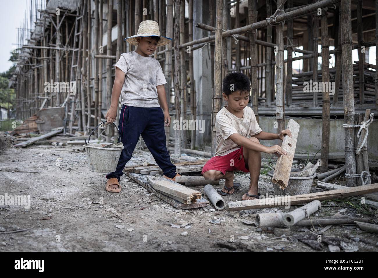 Konzept der Kinderarbeit, arme Kinder als Opfer von Bauarbeit, Menschenhandel, Kindesmisshandlung. Stockfoto