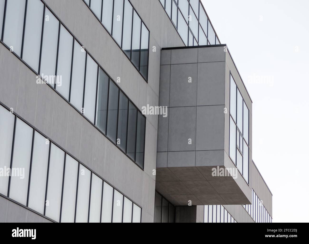 Große Betonkonstruktion mit leeren Fenstern Stockfoto