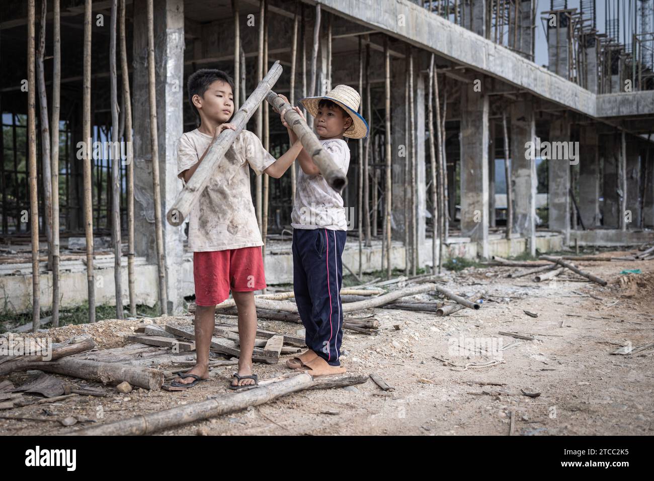 Konzept der Kinderarbeit, arme Kinder als Opfer von Bauarbeit, Menschenhandel, Kindesmisshandlung. Stockfoto