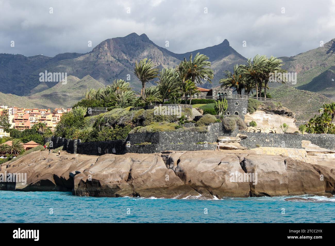 Blick auf die Costa Adeje auf die kanarische Insel teneriffa mit Bergketten im Hintergrund Stockfoto