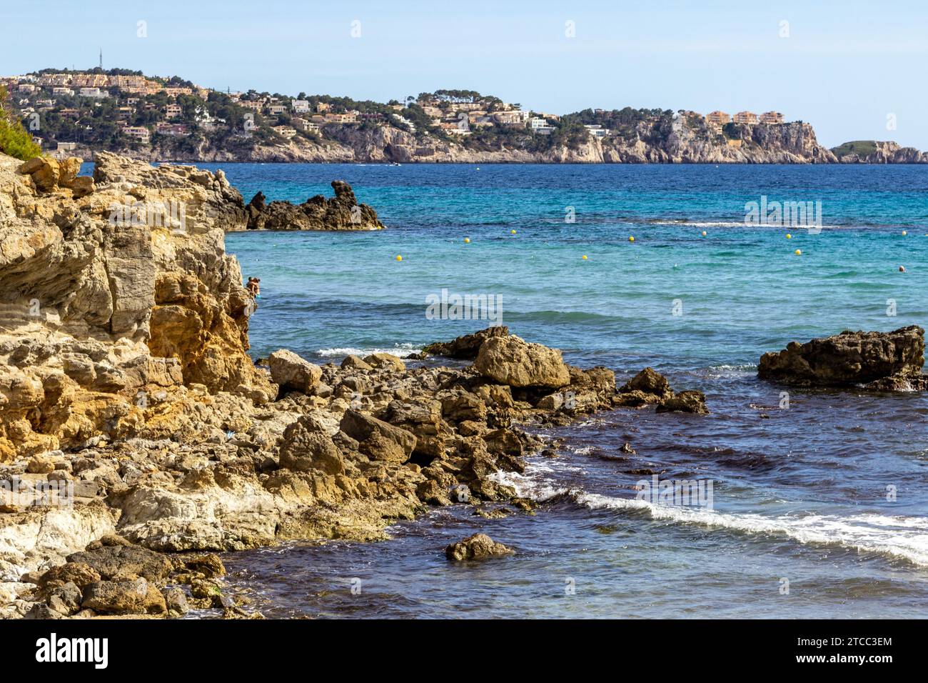 An der felsigen Küste in Peguera im Westen von Mallorca an einem sonnigen Tag im Frühjahr Stockfoto