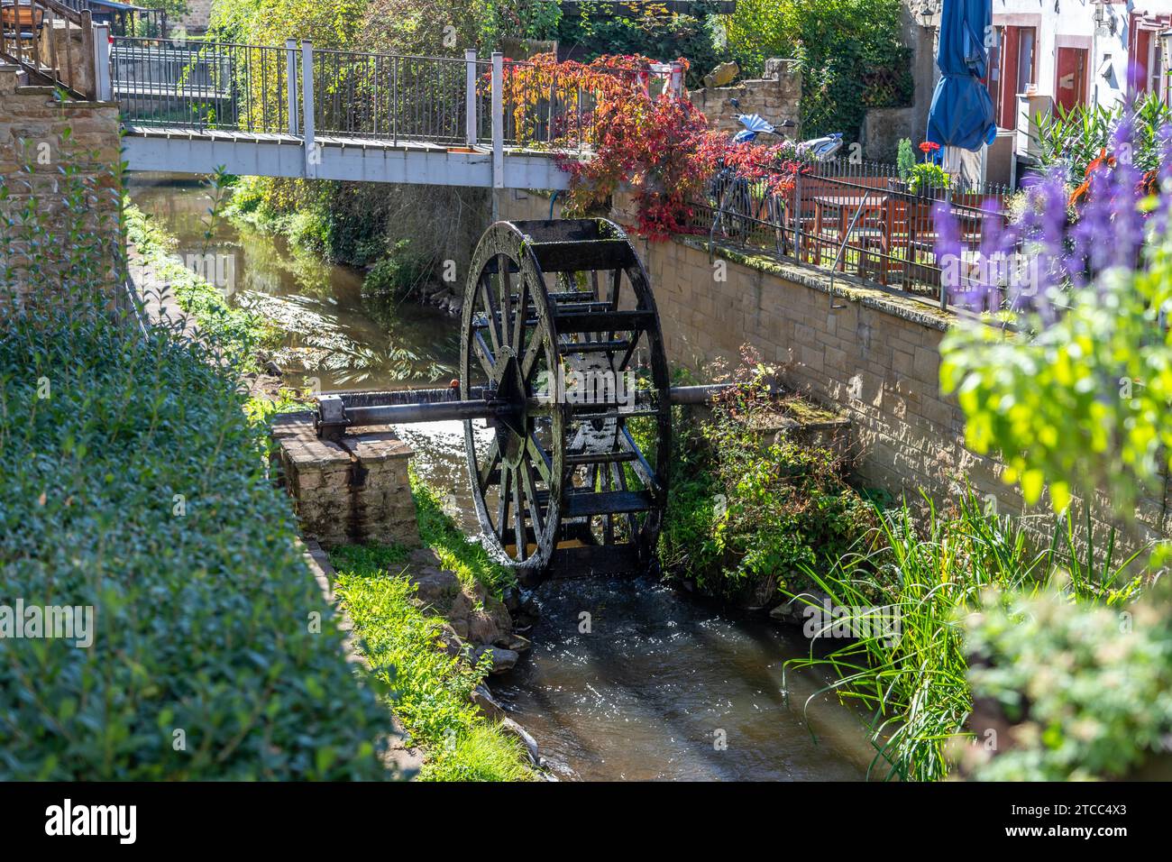 Wasserrad am Gießen, einem Knotenpunkt der Glan in Meisenheim, Deutschland Stockfoto