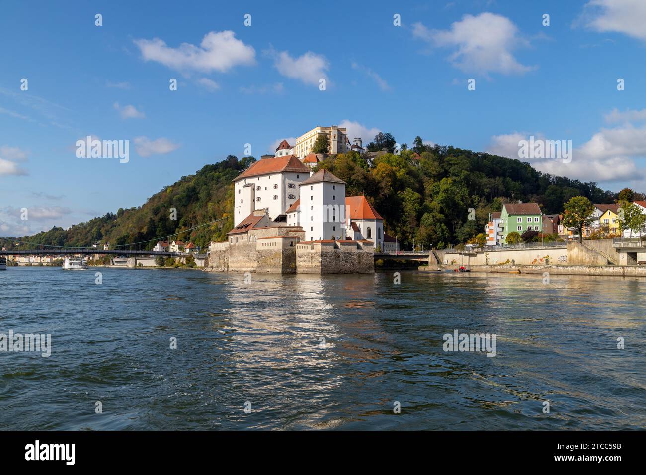 Blick auf Donau Ufer mit der Eingabe des Fluss Ilz in die Donau in Passau während ein Schiff Ausflug im Herbst mit bunten Bäumen Stockfoto