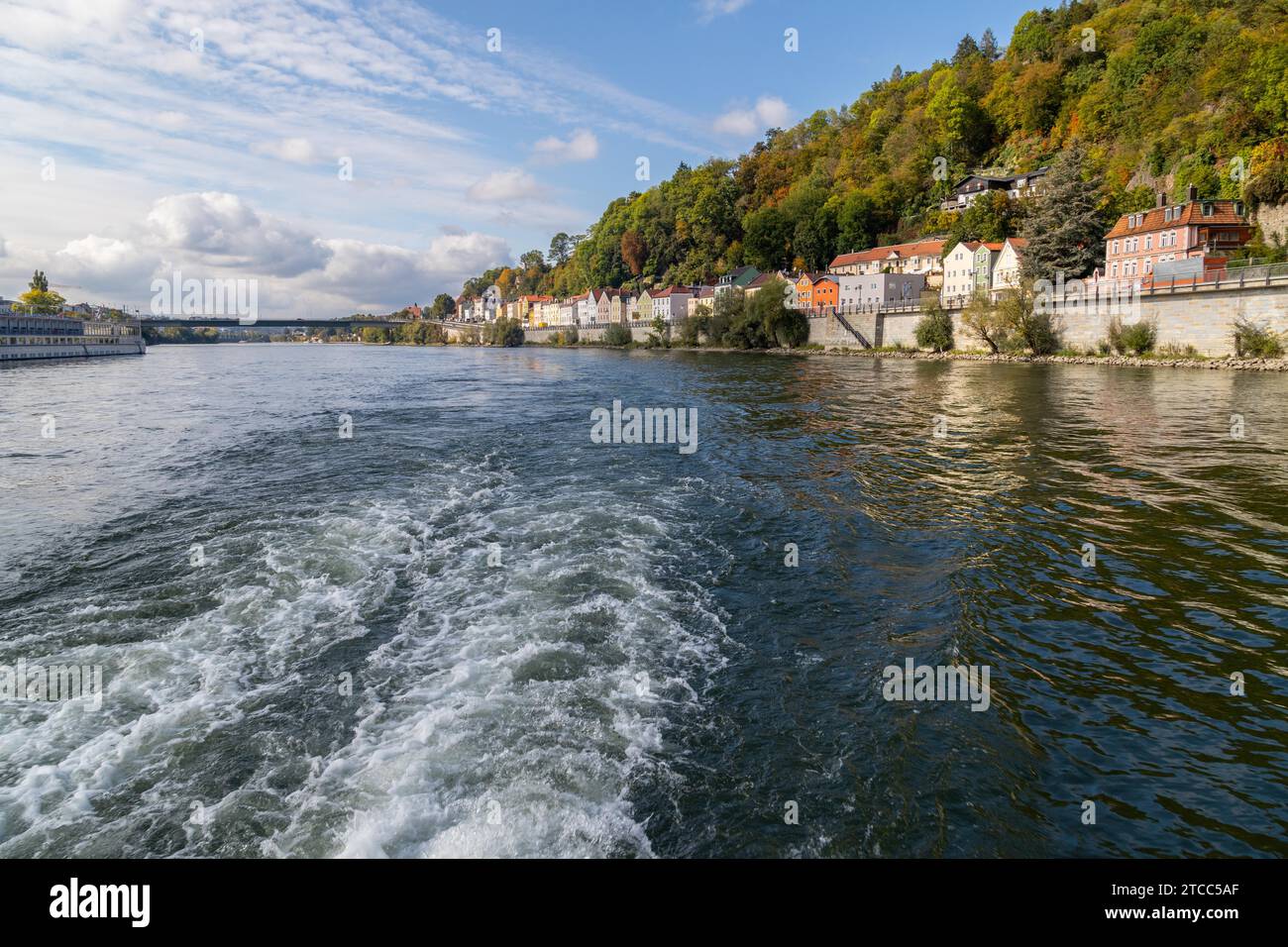 Blick auf Donau Ufer in Passau während ein Schiff Ausflug im Herbst mit bunten Bäumen Stockfoto