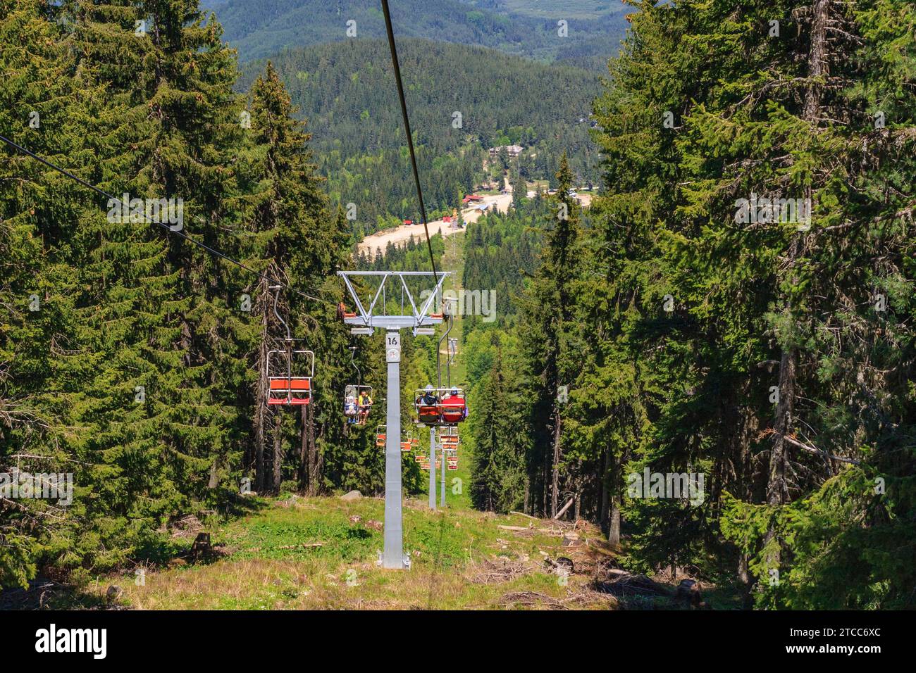 Dobrinishte, Bulgarien, 28. Mai 2016: Bergquelle, Sommerlandschaft mit Dobrinishte Sessellift bei Bansko Stockfoto