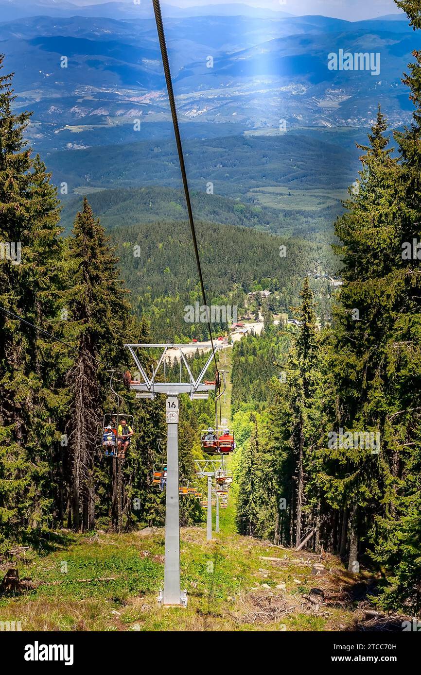 Dobrinishte, Bulgarien, 28. Mai 2016: Bergquelle, Sommerlandschaft mit Dobrinishte Sessellift bei Bansko Stockfoto