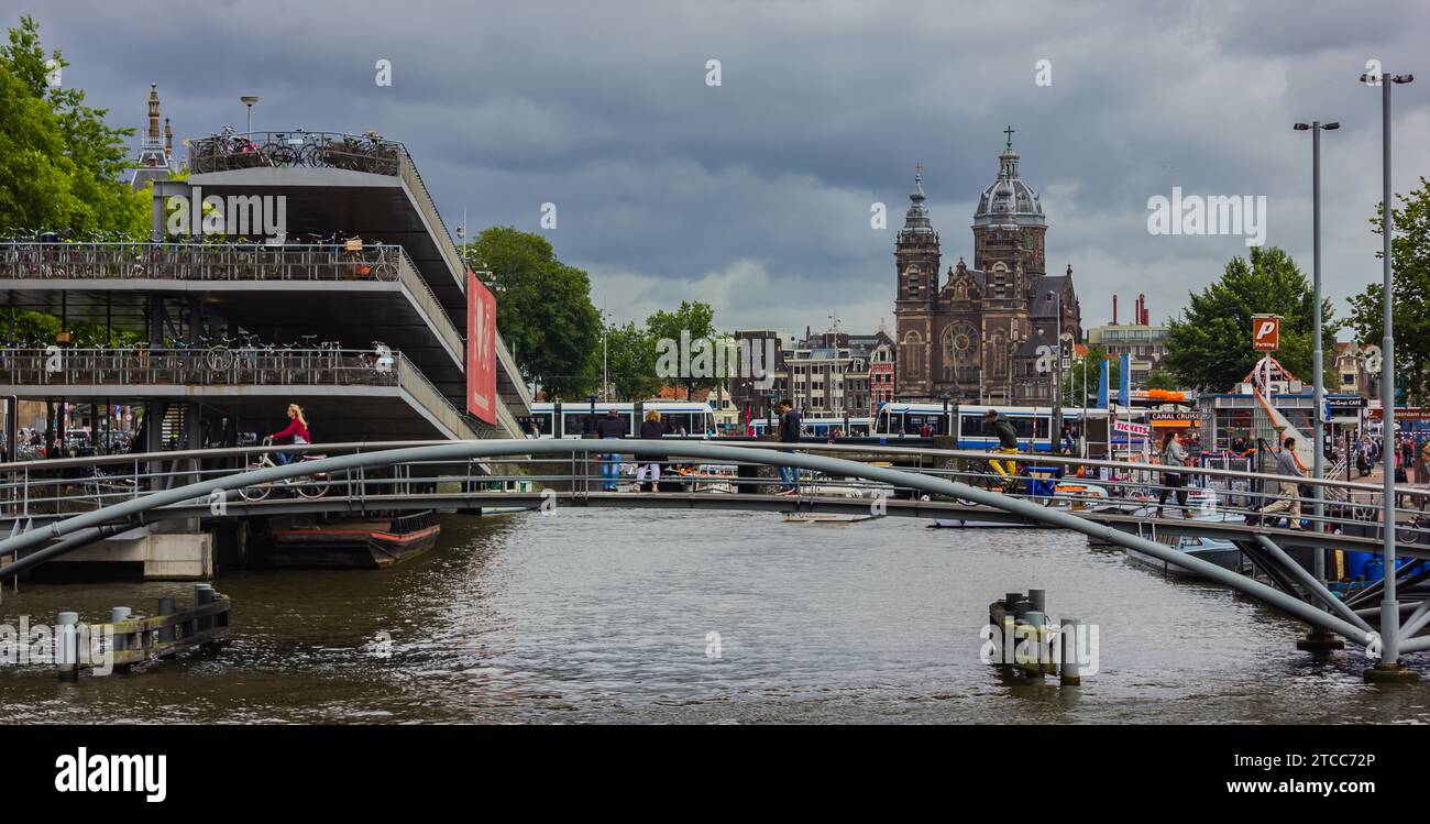 Ein Bild von Amsterdam mit der Kirche St. Nikolaus am Horizont Stockfoto