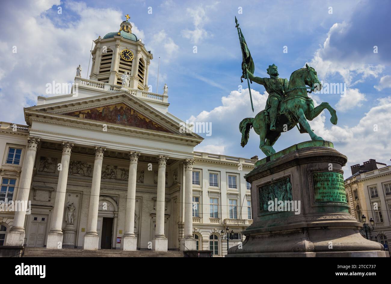 Ein Bild des Place Royale in Brüssel mit der Kirche Saint Jacques-sur-Coudenberg und der zentralen Statue Stockfoto