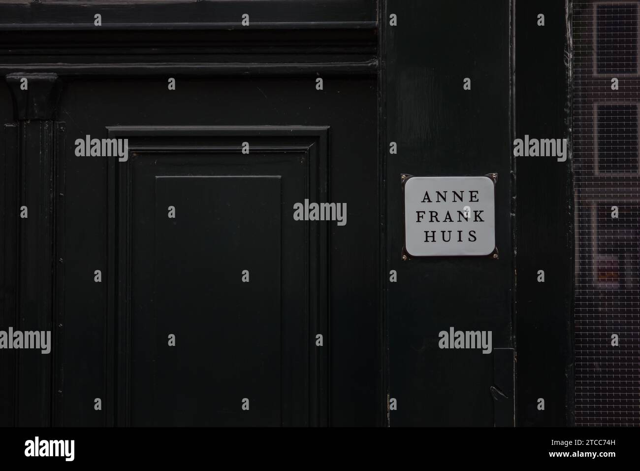 Ein Bild des kleinen Schildes am Eingang des Anne-Frank-Hauses in Amsterdam Stockfoto