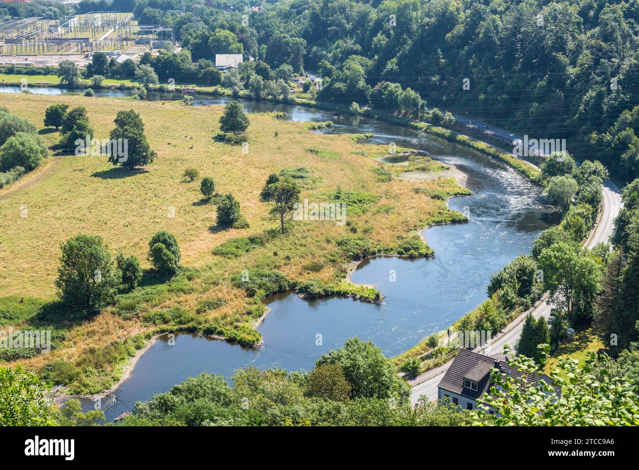 Blick auf die Ruhr und die umliegende grüne Landschaft vom Ruhrhang aus. Natur am Fluss bei Hattingen im Ruhrgebiet. Stockfoto