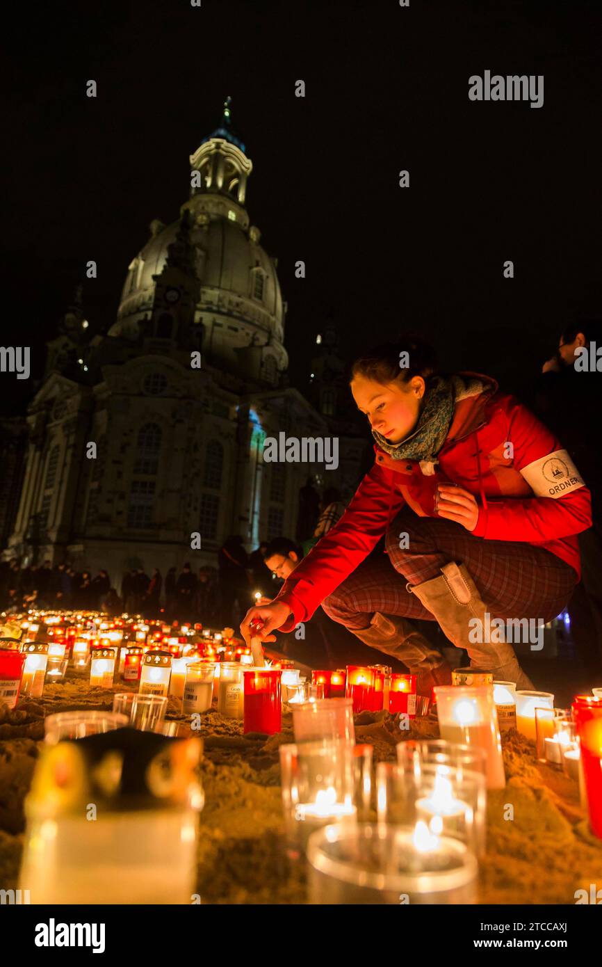 Zum 69. Jahrestag der alliierten Bombardierung Dresdens gedenken Dresdener mit Kerzen in der Marienkirche Stockfoto