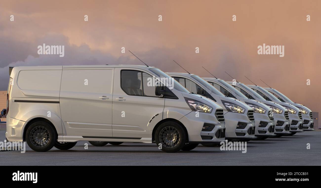 Reihe von allgemeinen Transportern auf dem Parkplatz Stockfoto