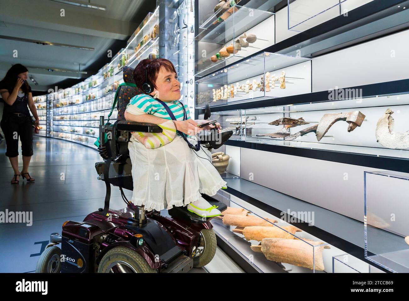 Junger Rollstuhlfahrer im Smac Stockfoto