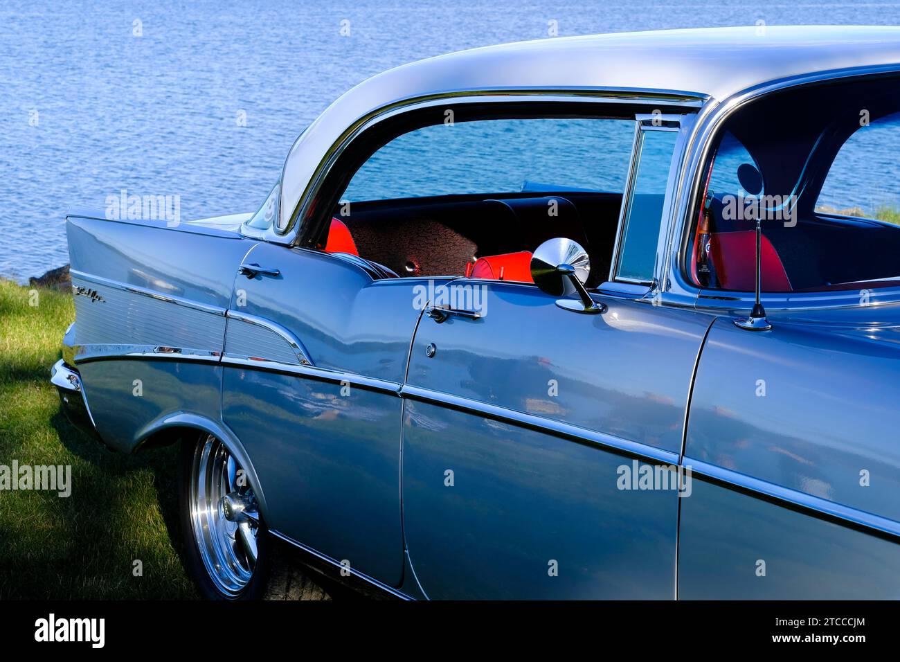 Amerikanischer Oldtimer, Chevrolet Bel Air von 1957, Teilansicht, blau mit roten Sitzen, See Vaenern hinten, Amal, Vaestra Goetaland, Schweden Stockfoto