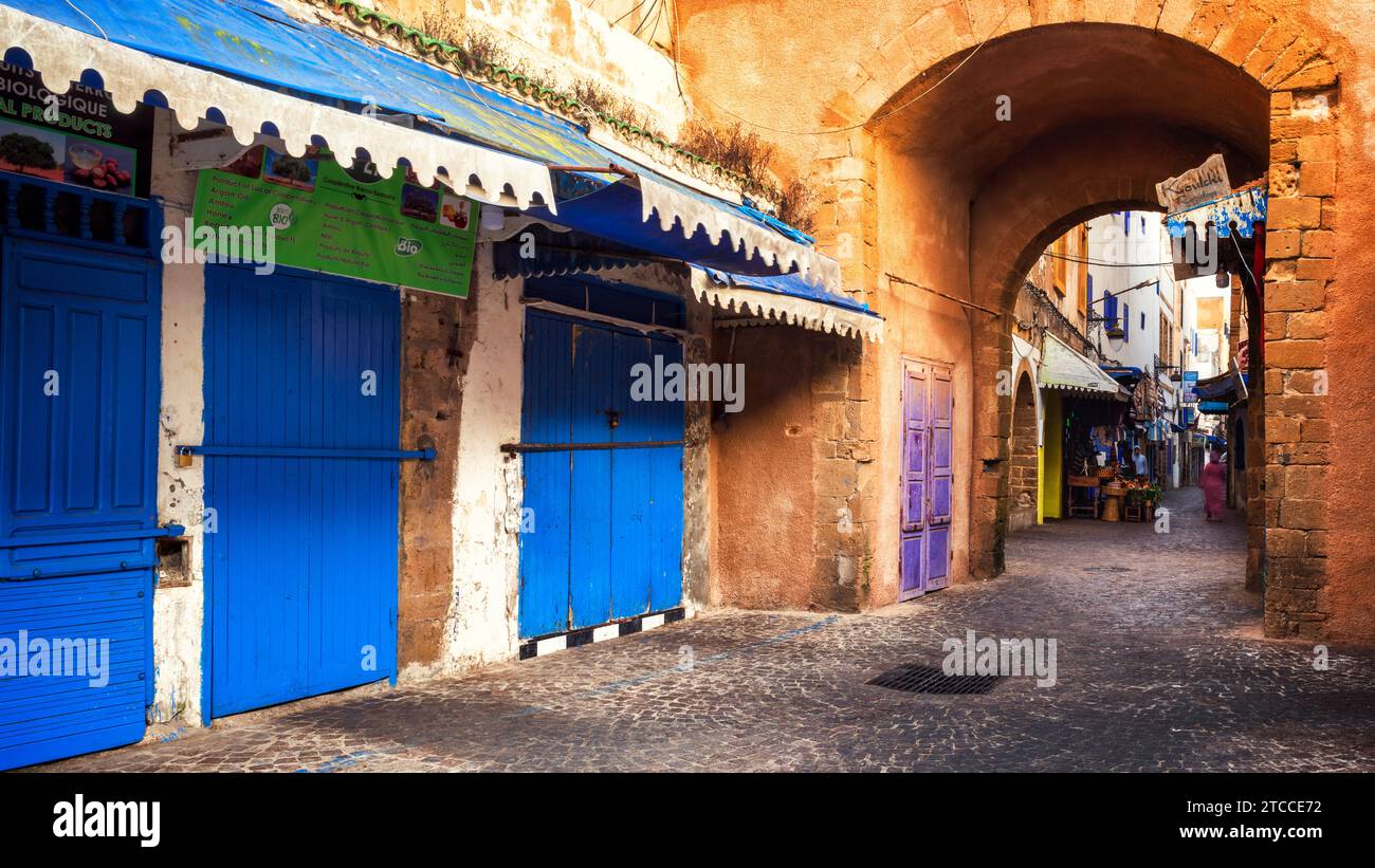 Essaouira, Marokko: Farbenfrohe Gasse in der Medina. Früh morgens, Geschäfte noch geschlossen und fast niemand auf der Straße. Stockfoto
