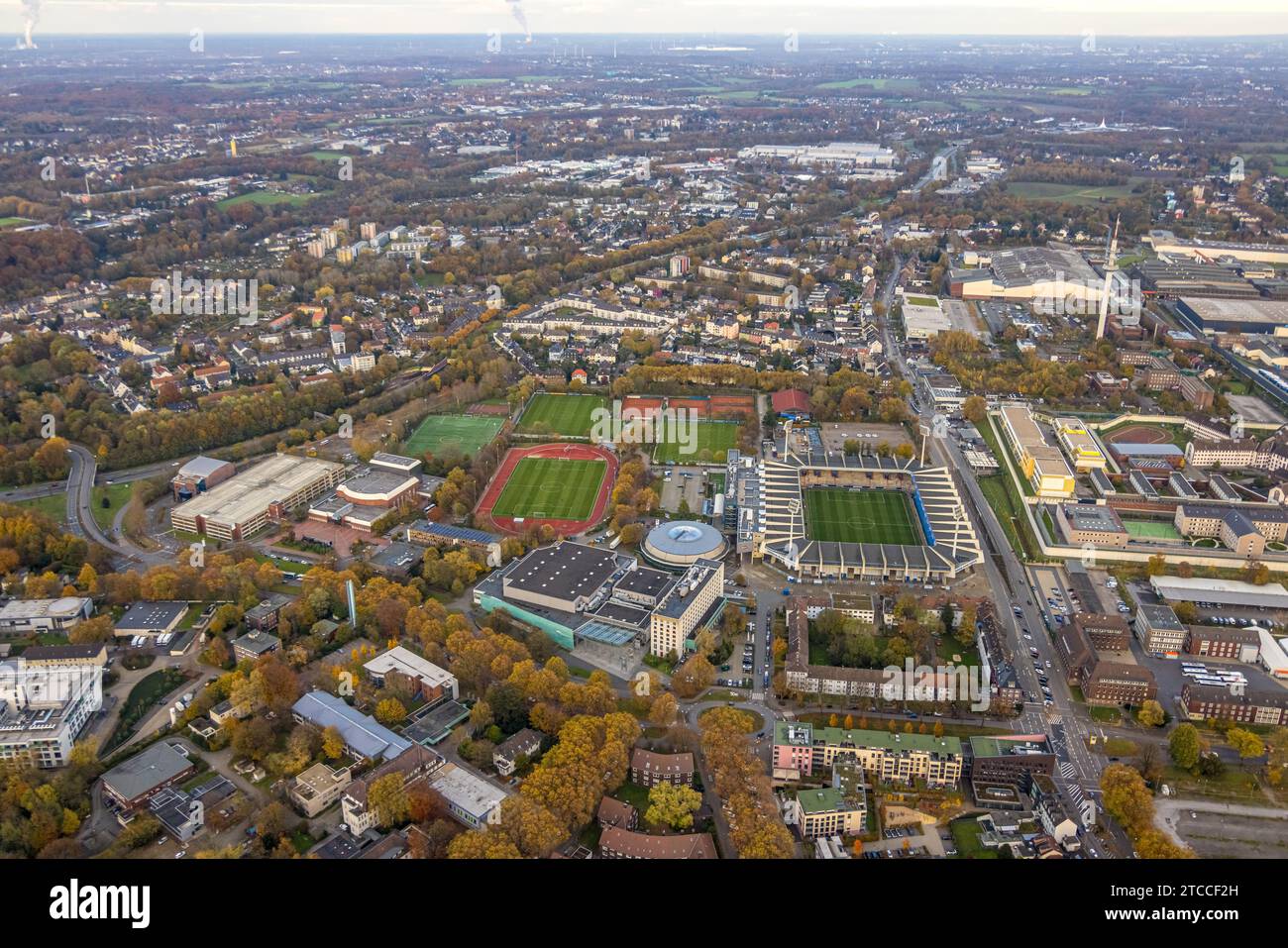 Luftaufnahme, Bundesligastadion Vonovia Ruhrstadion Fußballplatz VfL Bochum 1848 mit Flutlichtmasten, Rundsporthalle und Trainingssport fiel Stockfoto